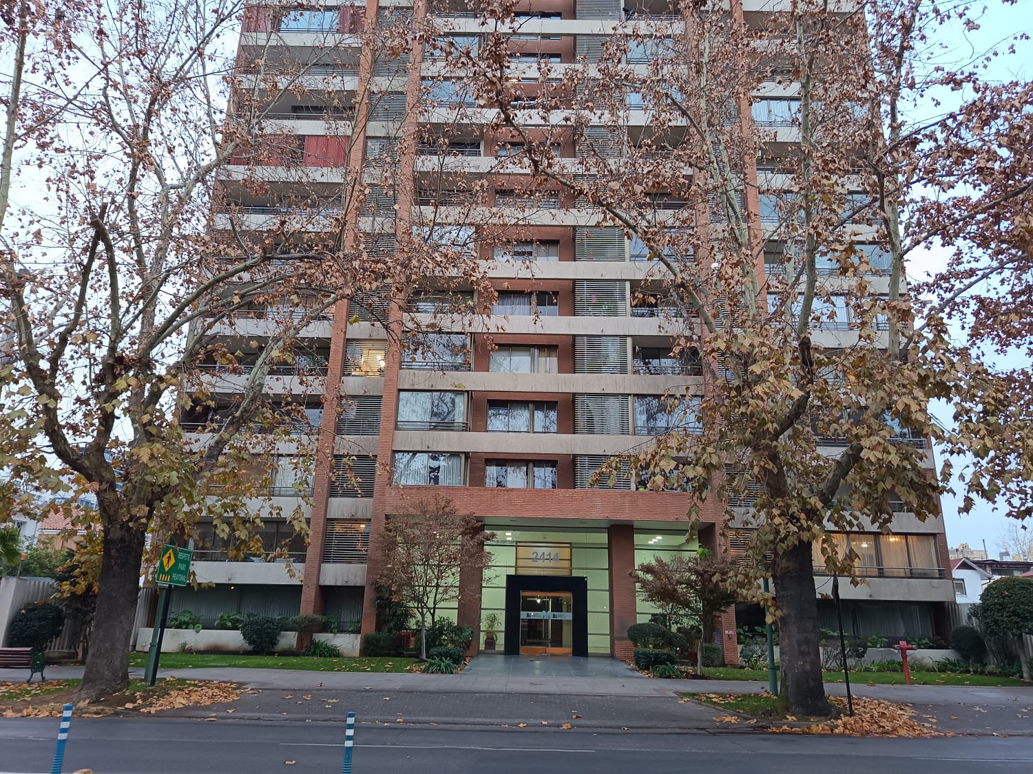 Fachada y acceso del Edificio Mirador Plaza Lillo